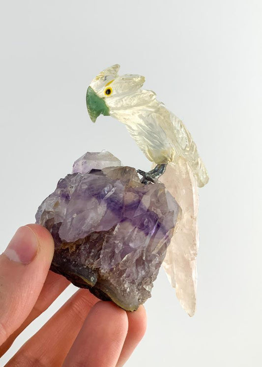 Cacatua de Quartzo Cristal com Quartzo Rosa na Base Drusa de Ametista
