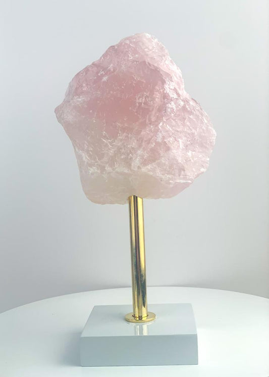 Pedra Quartzo Rosa na Base de Madeira Branca 701 a 920 gramas aprox.