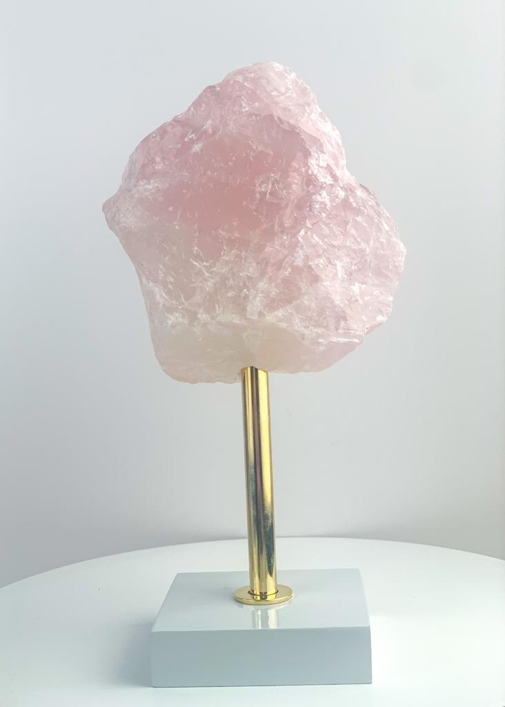 Pedra Quartzo Rosa na Base de Madeira Branca 701 a 920 gramas aprox.