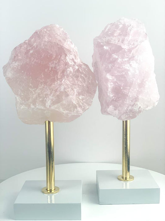 Pedra Quartzo Rosa na Base de Madeira Branca 701 a 920 gramas aprox.