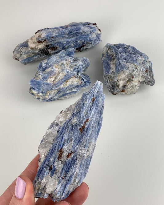 Pedra Cianita azul bruta 160 a 226 gramas
