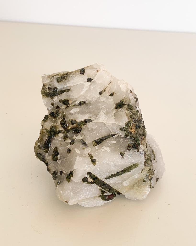 Pedra Turmalina Verde no Quartzo  250 gramas