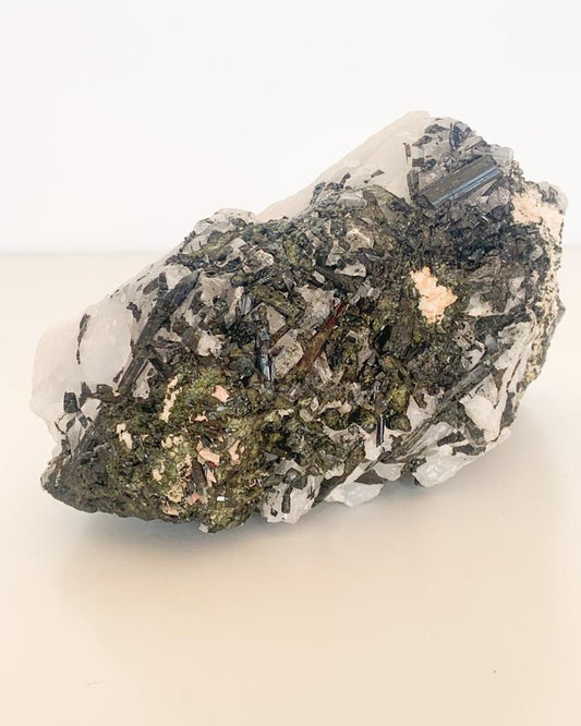 Pedra Turmalina Verde e Preta no Quartzo 1500 gramas