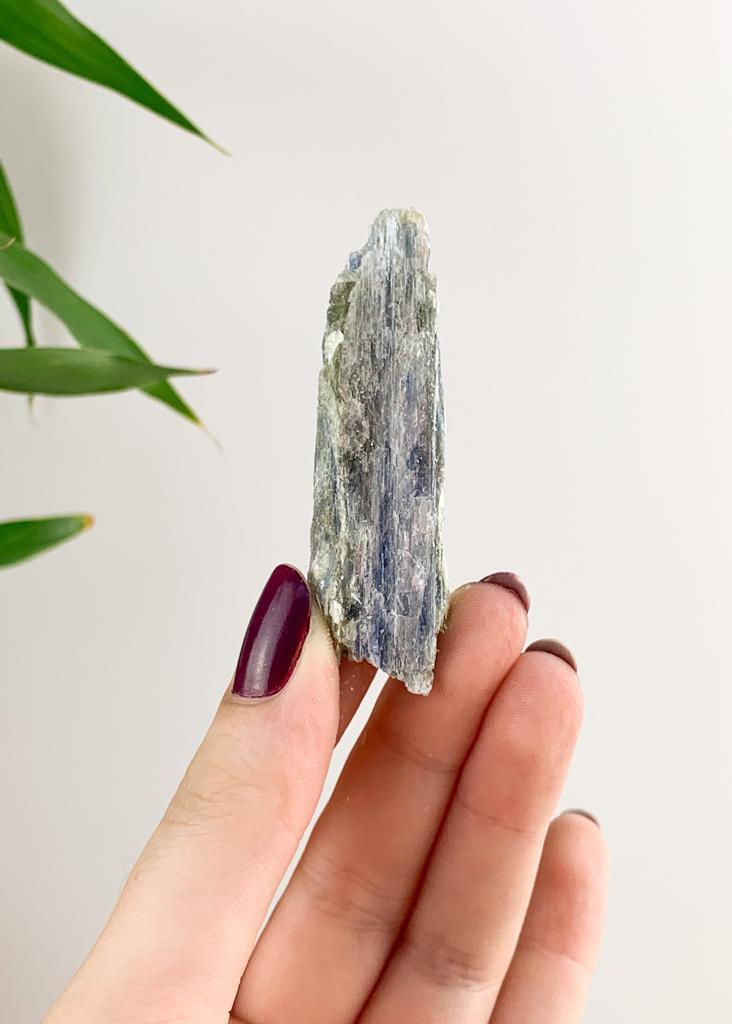 Pedra Cianita azul bruta 20 a 58 gramas