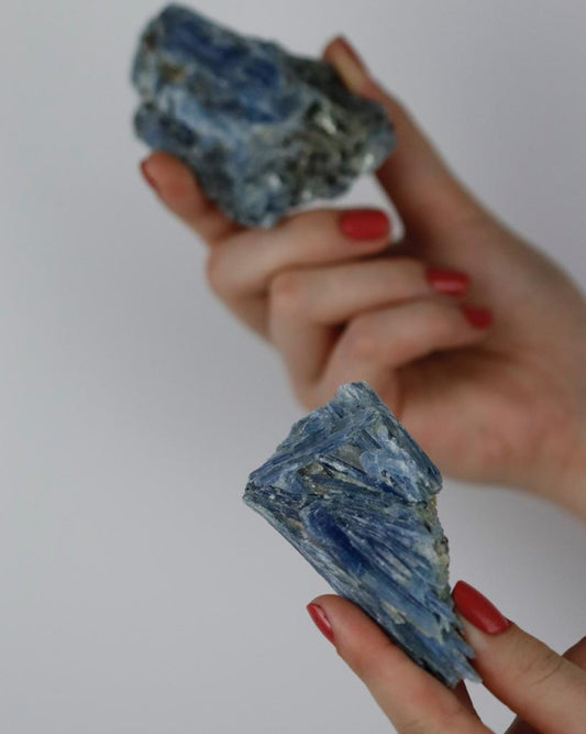 Pedra Cianita azul bruta 110 a 134 gramas