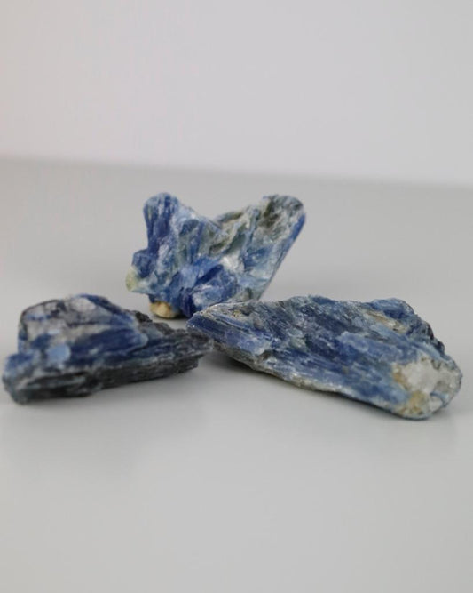 Pedra Cianita azul bruta 110 a 134 gramas
