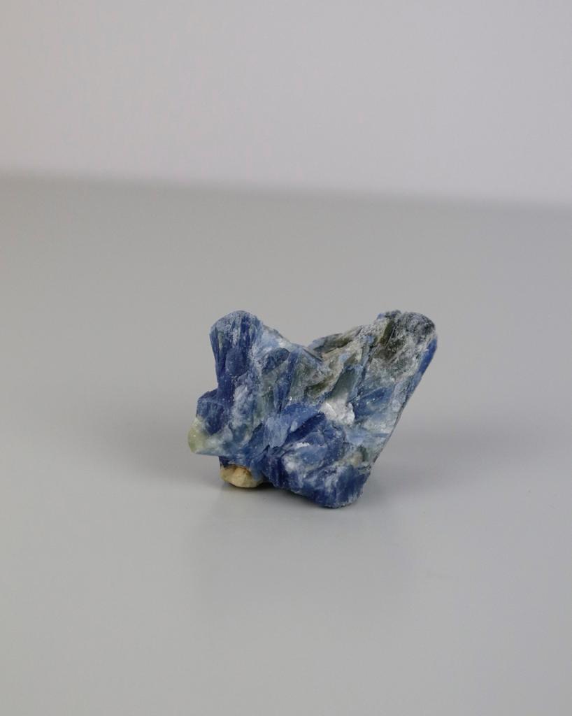 Pedra Cianita azul bruta 110 a 134 gramas