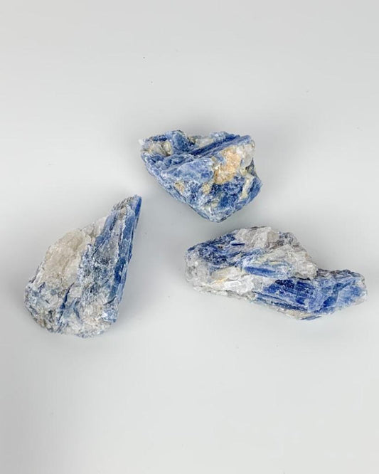 Pedra Cianita azul bruta 136 a 156 gramas