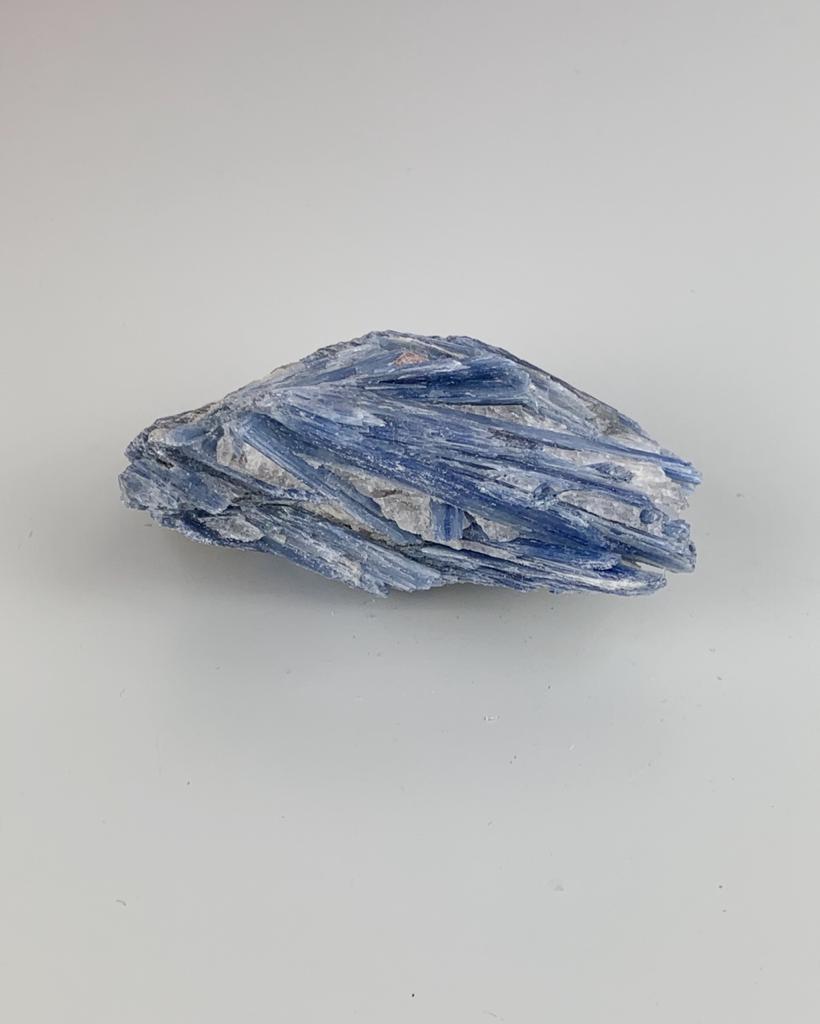 Pedra Cianita azul bruta 136 a 156 gramas
