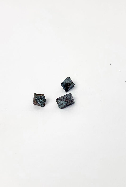 Pedra Magnetita bruta 0,8 a 1,4 gramas