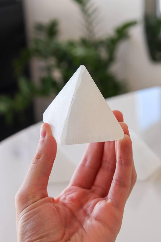 Pirâmide de Selenita Branca 6 cm aproximadamente