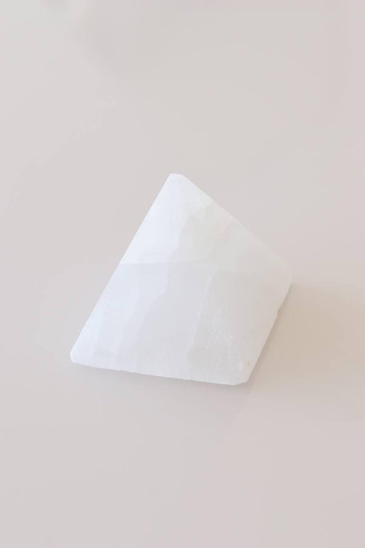Pirâmide de Selenita Branca 6 cm aproximadamente