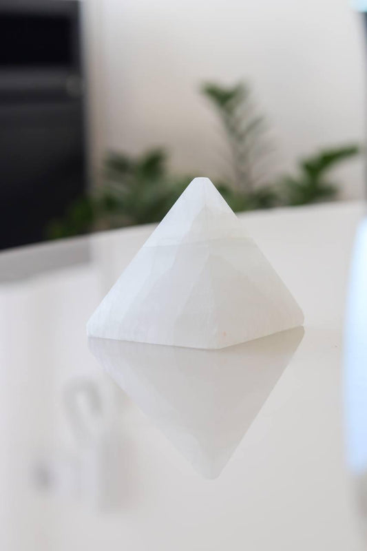 Pirâmide de Selenita Branca 6 cm aproximadamente