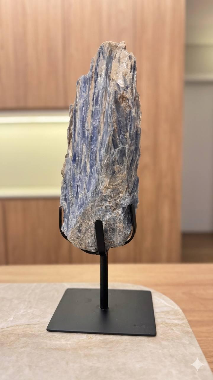Cianita Azul Natural com Inclusão de Mica na Base de Metal Preta- 2,6 kg