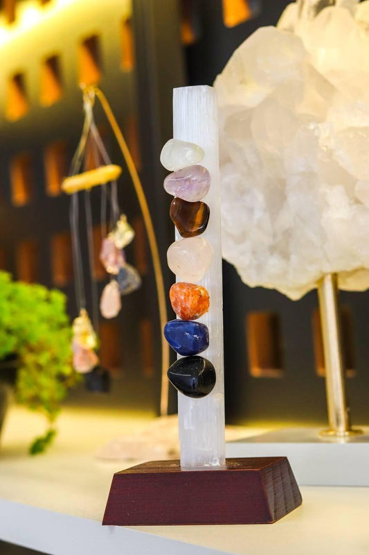 Pedra Selenita Branca 7 Chakras na Base de Madeira