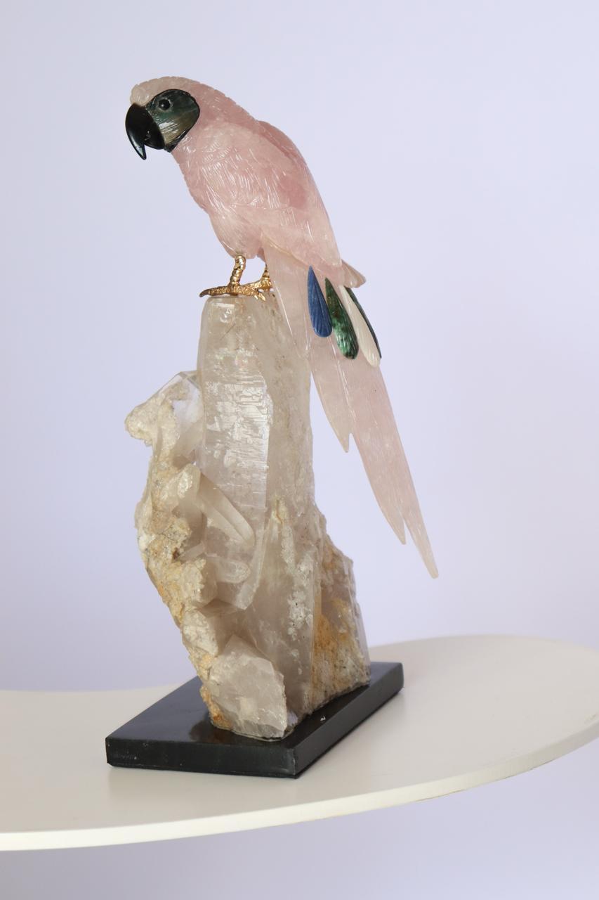 Escultura Arara em Quartzo Rosa com base de cristal natural.