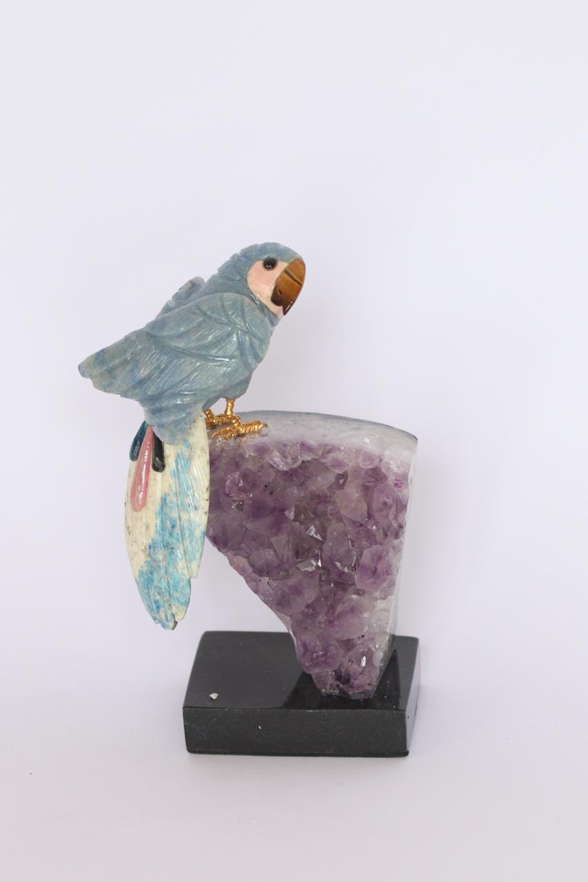 Arara em Quartzo Azul com Base de Drusa de Ametista