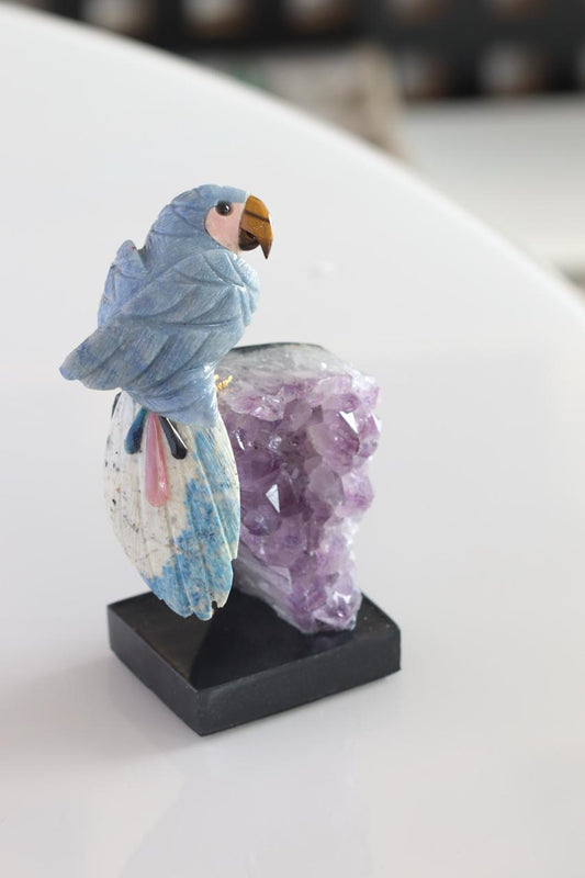 Arara em Quartzo Azul com Base de Drusa de Ametista
