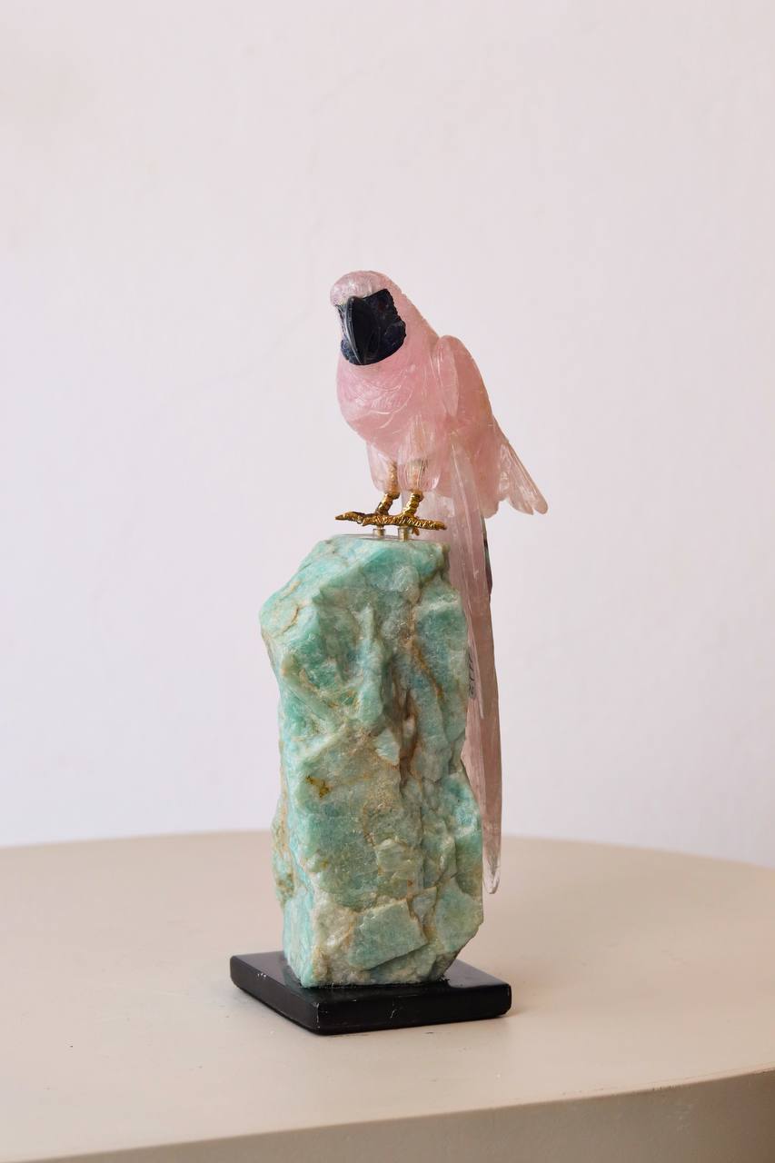 Escultura Arara Quartzo Rosa Base Amazonita -22cm