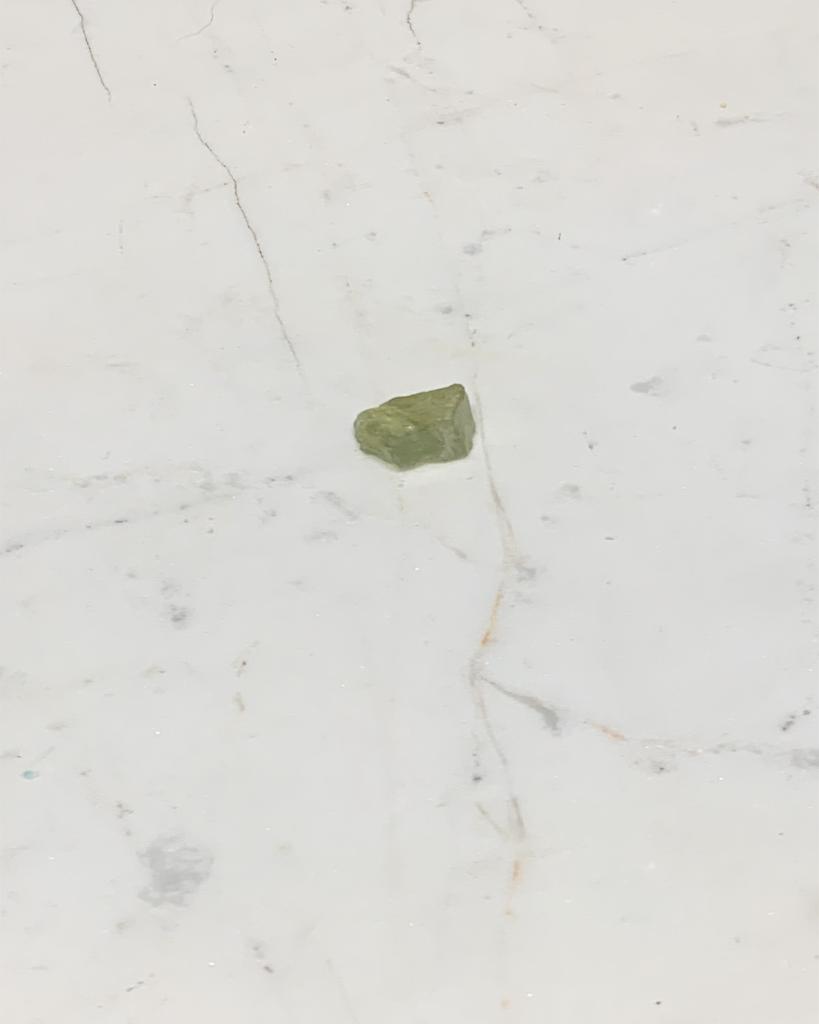 Pedra Apatita verde bruta 3,0 a 3,9 gramas.