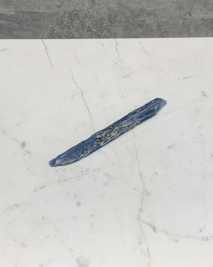 Pedra Bastão Cianita azul bruto 15 a 19 gramas
