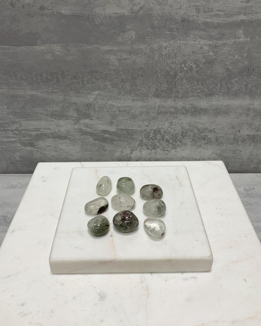Pedra Cristal de Quartzo com Inclusão Lodolita Rolado 6 a 10 gramas aprox.