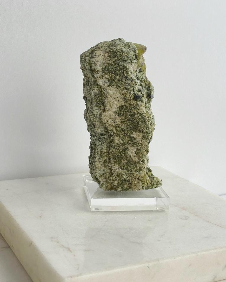 Pedra Esfênio (Titanita) Bruto na Matriz com Base Acrílico 234 g