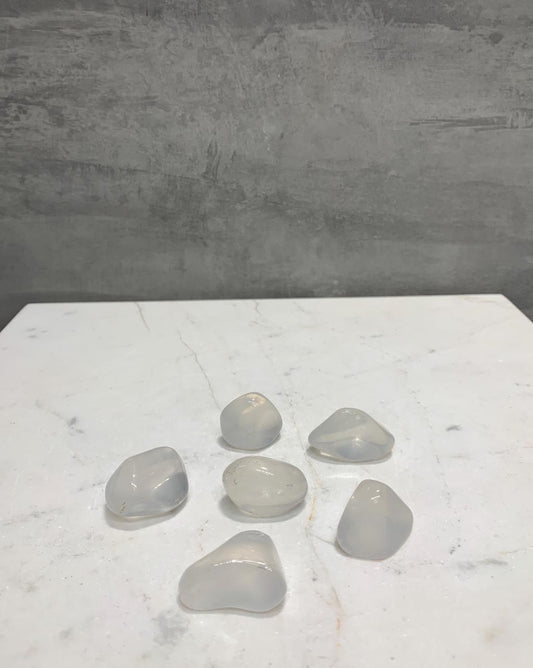 Pedra Girassol Branco Quartzo Enevoado Rolado 8 a 10 gramas