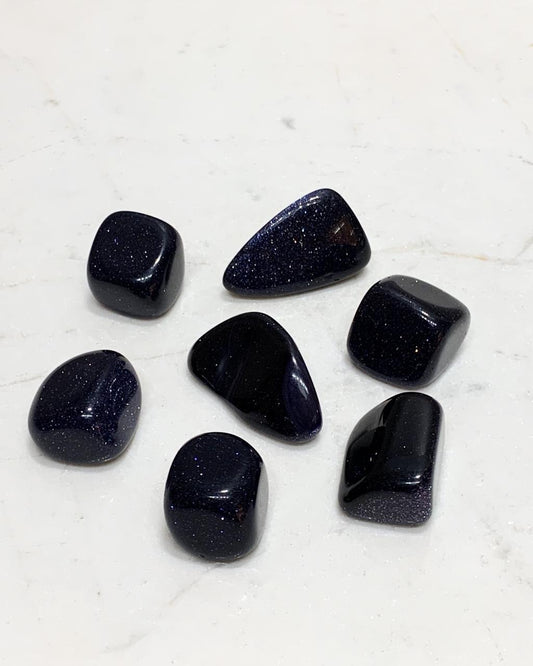 Pedra Goldstone Azul rolada(produzida)11 a 14 gramas