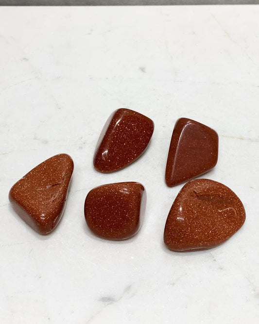 Pedra Goldstone marrom rolada 15 a 18 gramas