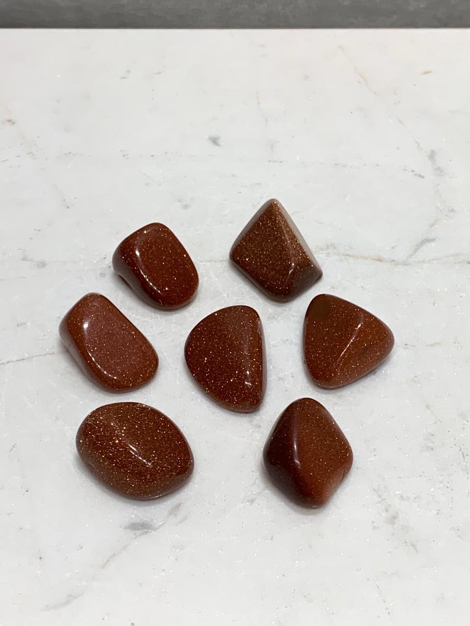 Pedra Goldstone marrom rolada (produzida) 7 a 10 gramas