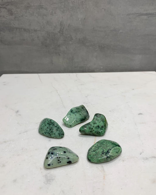 Pedra Grossularia Verde Rolada 9 a 12 gramas