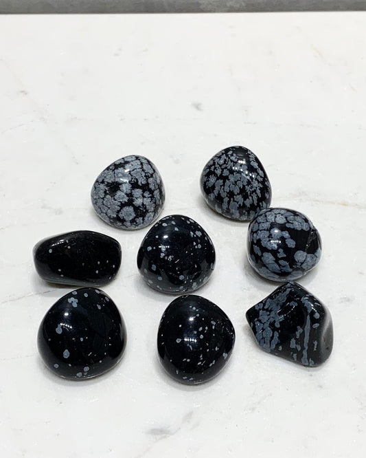 Pedra Obsidiana Flocos de Neve rolado 6 a 10 Gramas Aprox.
