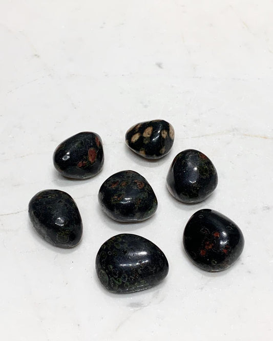 Pedra Obsidiana Pavão Rolada 11 a 13 gramas