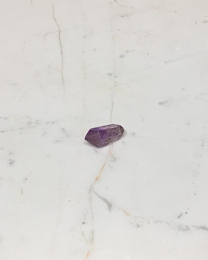 Pedra Ponta Quartzo de Ametista Vera Cruz bruta 2,2 a 2,8 gramas