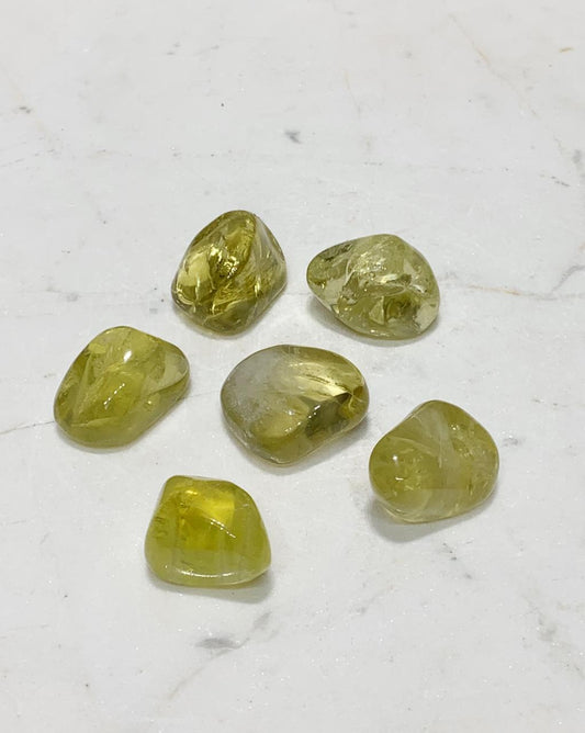 Pedra Quartzo Ouro verde rolado 9 a 12 gramas