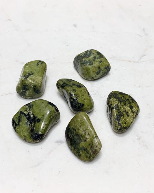 Pedra Serpentinita rolada 16 a 20 gramas