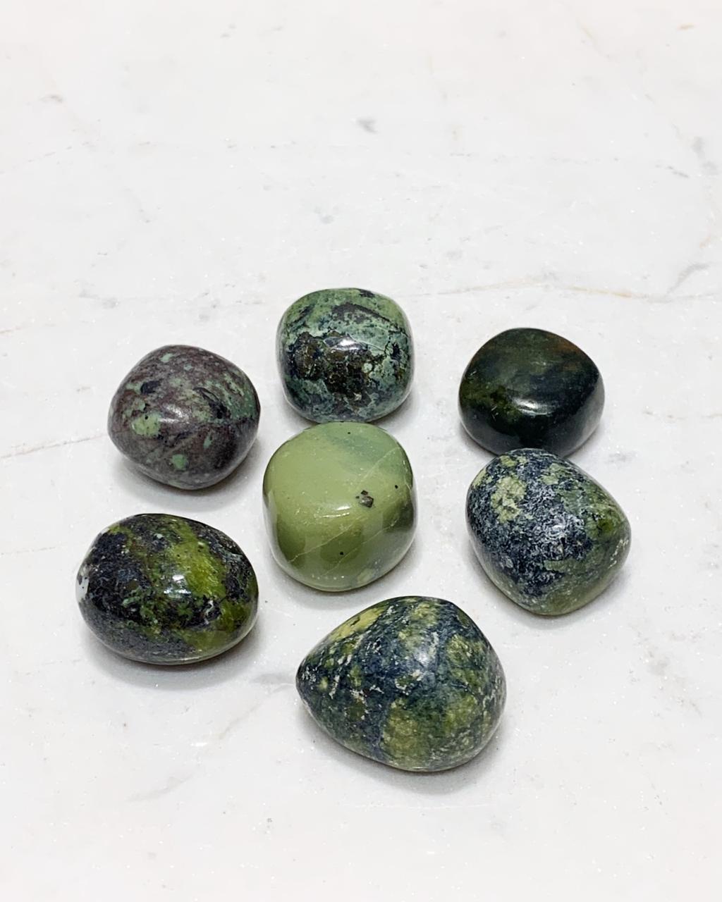 Pedra Serpentinita verde rolada 12 a 15 gramas