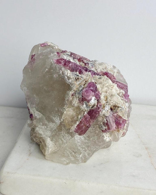 Pedra Turmalina Rosa no Quartzo Bruto 590 g