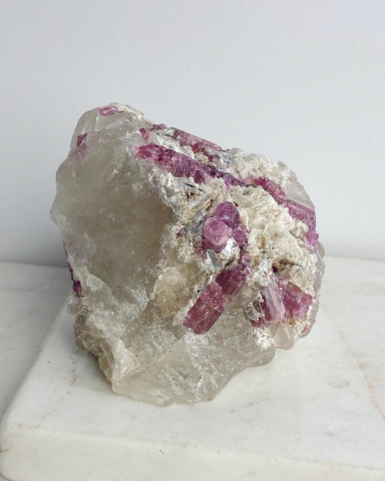Pedra Turmalina Rosa no Quartzo Bruto 590 g