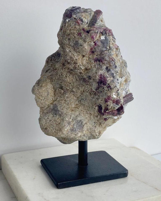 Pedra Turmalina Rubelita Bruta 1,3 Kg na Base de Metal