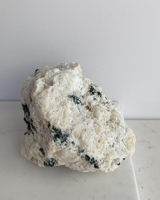 Pedra Turmalina Verde no Feldspato Bruto 548 g