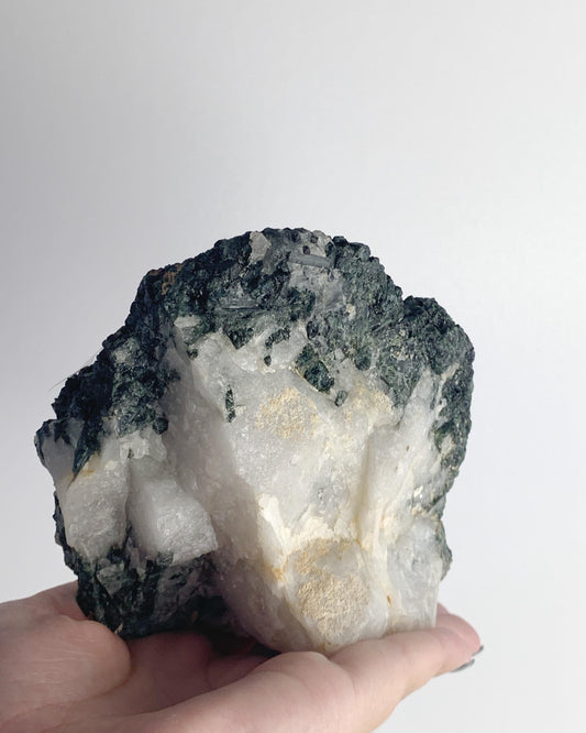 Pedra Turmalina Verde no Quartzo Bruto na Base Acrílico 870g
