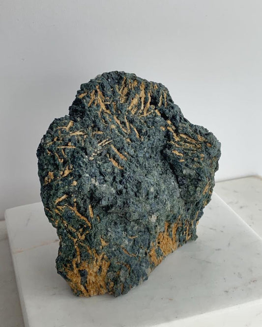 Pedra Turmalina Verde no Quartzo Bruto na Base Acrílico 870g