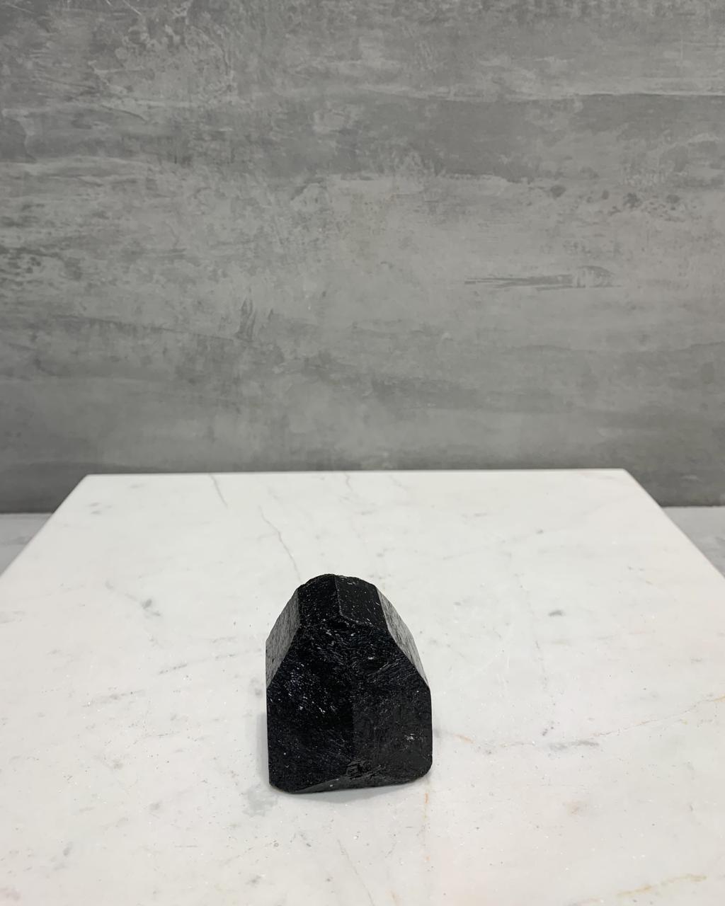 Pedra Turmalina preta entre 75 a 82 gramas