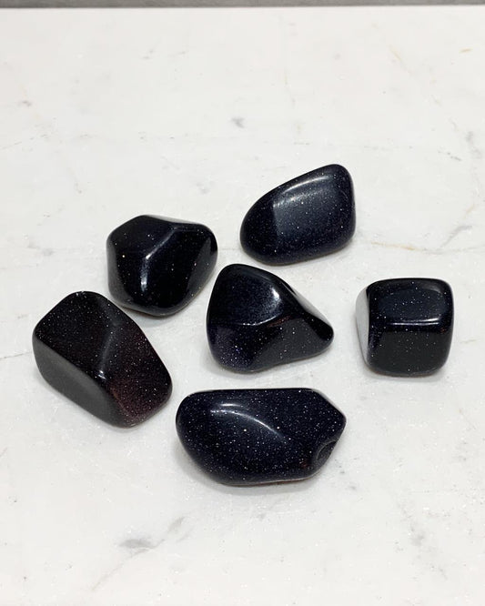 Pedra do Sol azul rolada Goldstone 15 a 18 gramas