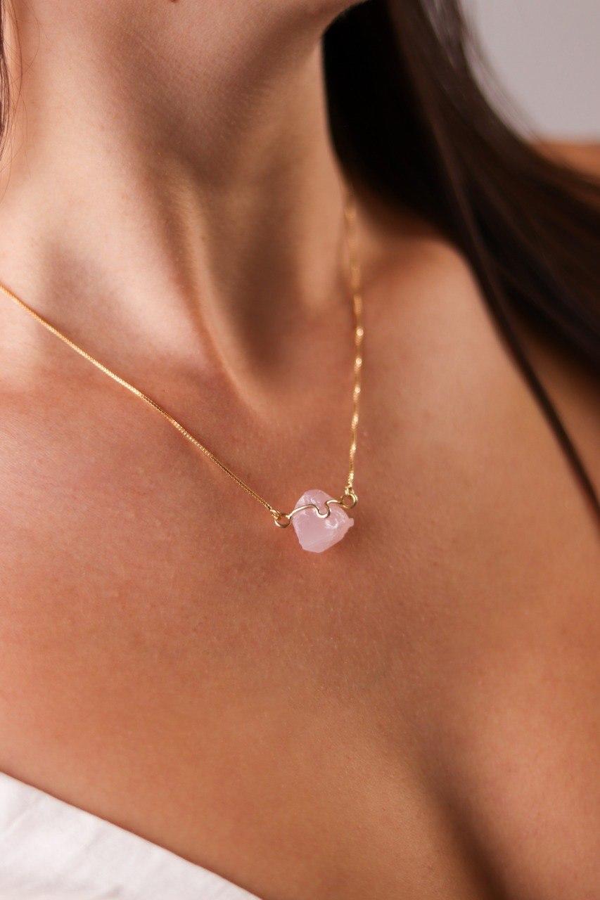 Colar Curto Quartzo Rosa Abraço Banho Ouro