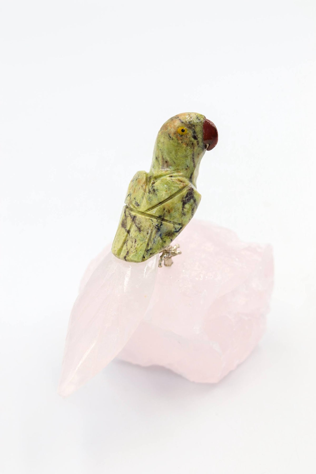 Arara Serpentinita na Base Quartzo Rosa
