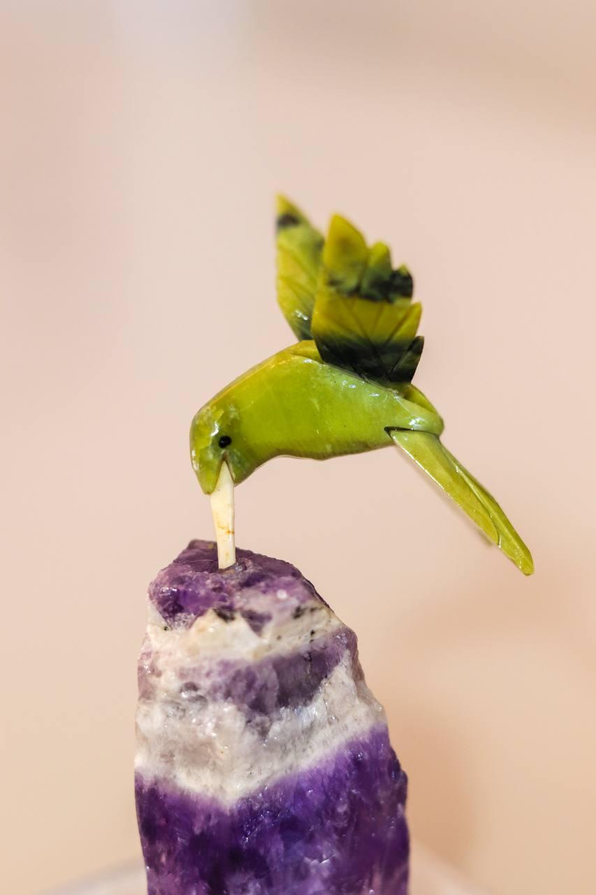 Beija-Flor Serpentinita verde na Base de Ametista Chevron