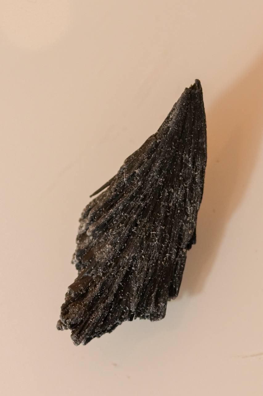 Pedra Cianita Preta Bruta 20 a 29 gramas